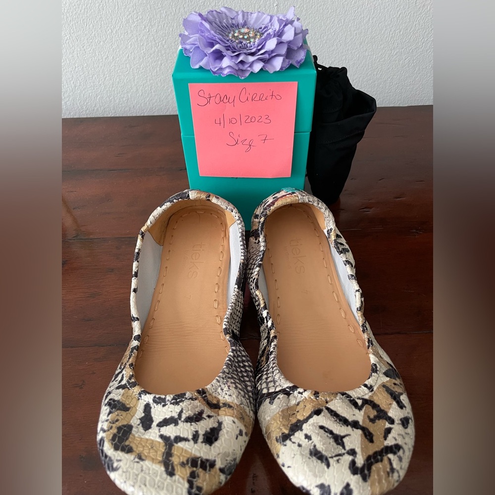 NIB TIEKS SAND SNAKE RETAILS $295 size 7